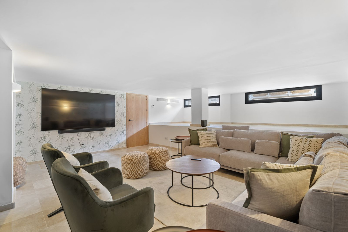 5 Bed Townhouse for sale in Nueva Andalucía Costa Del Sol, Málaga, Spain