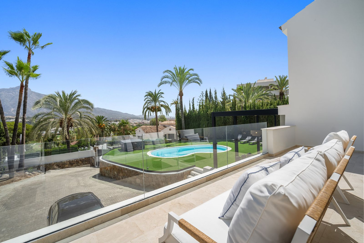 5 Bed Townhouse for sale in Nueva Andalucía Costa Del Sol, Málaga, Spain