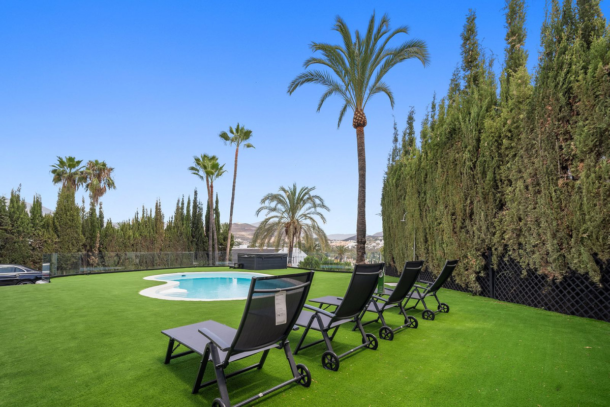 5 Bed Townhouse for sale in Nueva Andalucía Costa Del Sol, Málaga, Spain