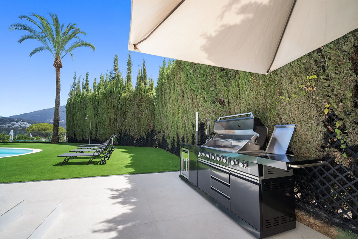 5 Bed Townhouse for sale in Nueva Andalucía Costa Del Sol, Málaga, Spain