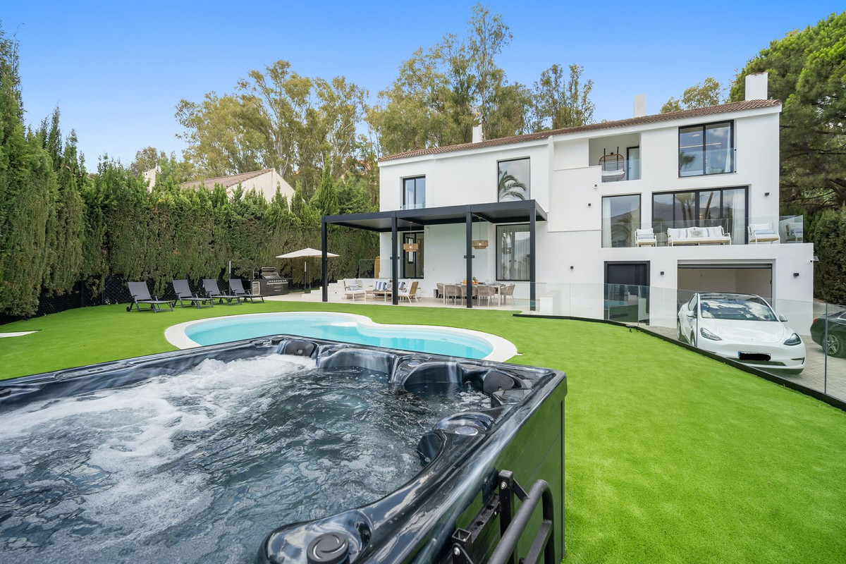 5 Bed Townhouse for sale in Nueva Andalucía Costa Del Sol, Málaga, Spain