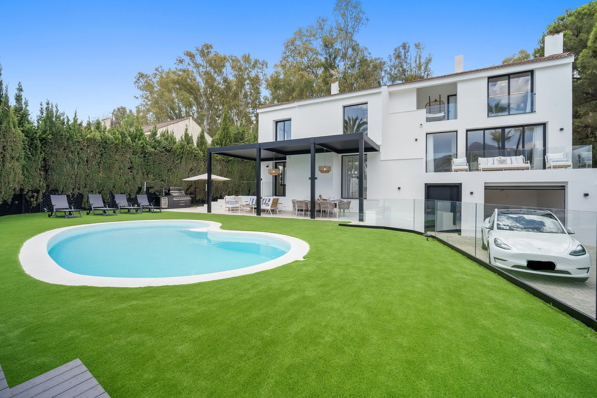 5 Bed Townhouse for sale in Nueva Andalucía Costa Del Sol, Málaga, Spain