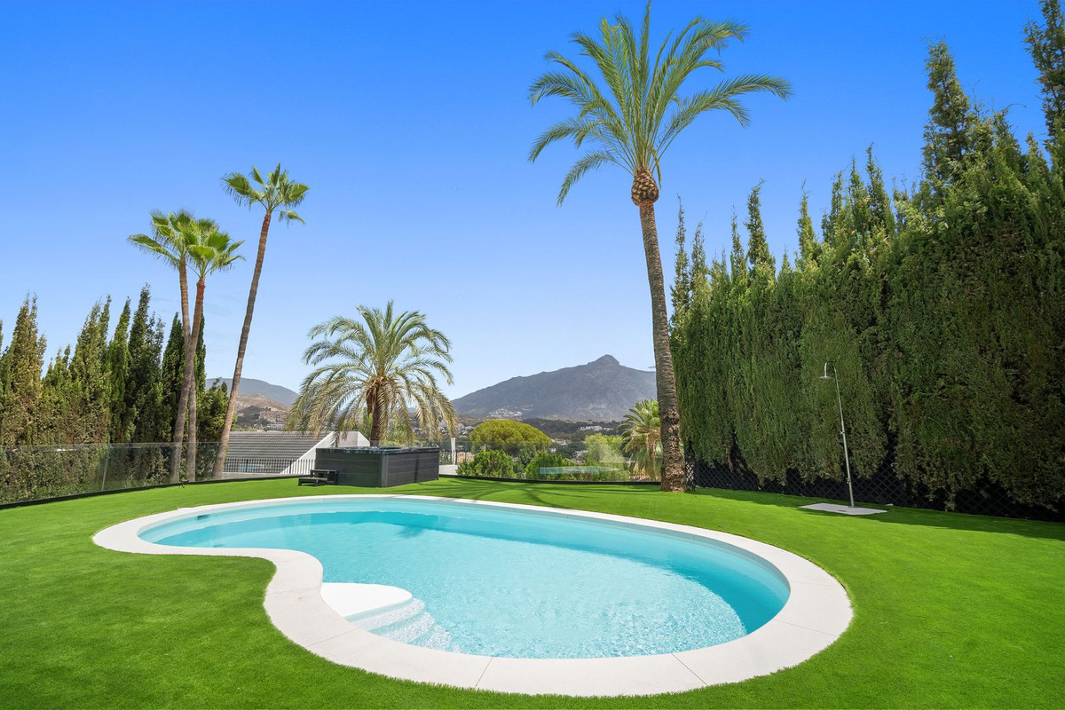 5 Bed Townhouse for sale in Nueva Andalucía Costa Del Sol, Málaga, Spain