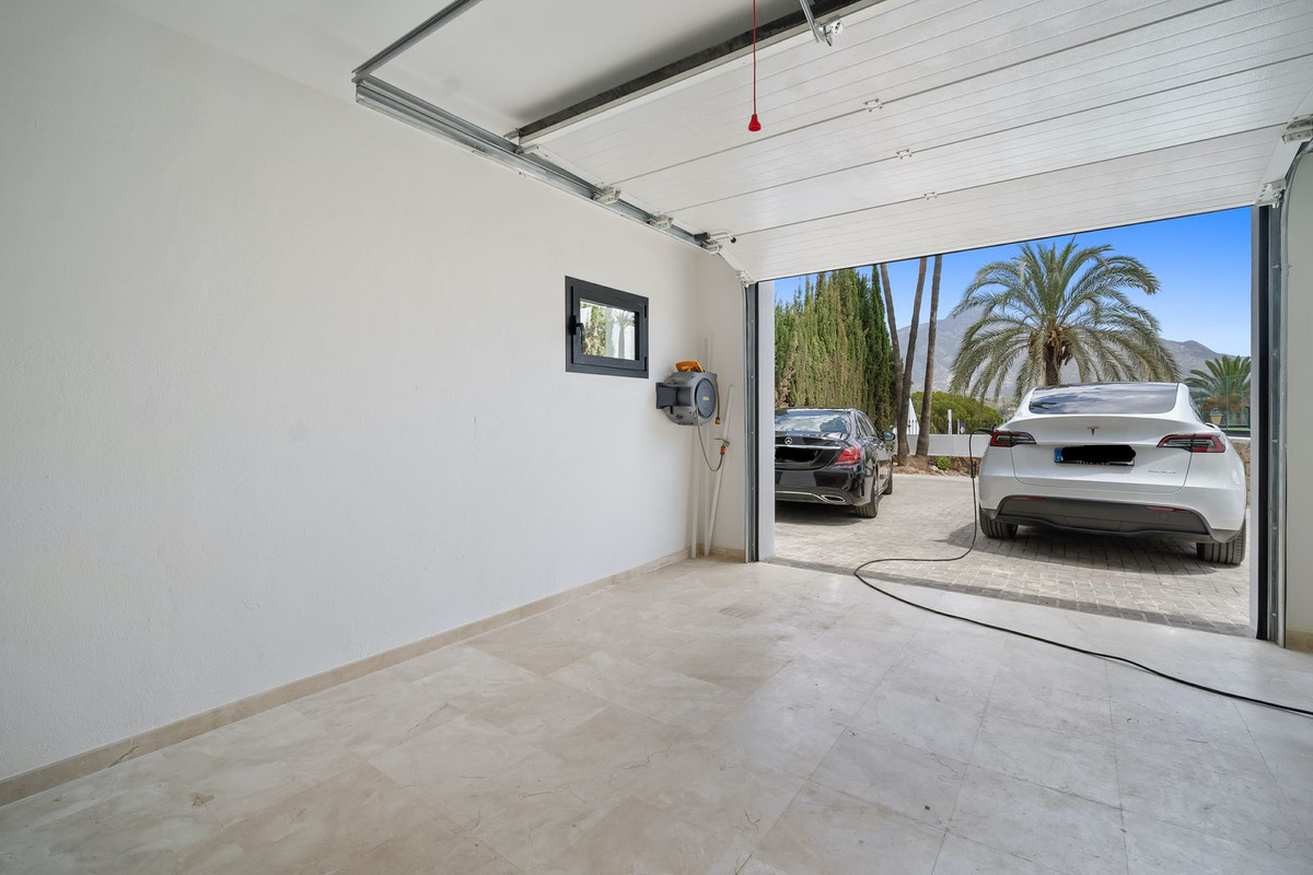 5 Bed Townhouse for sale in Nueva Andalucía Costa Del Sol, Málaga, Spain