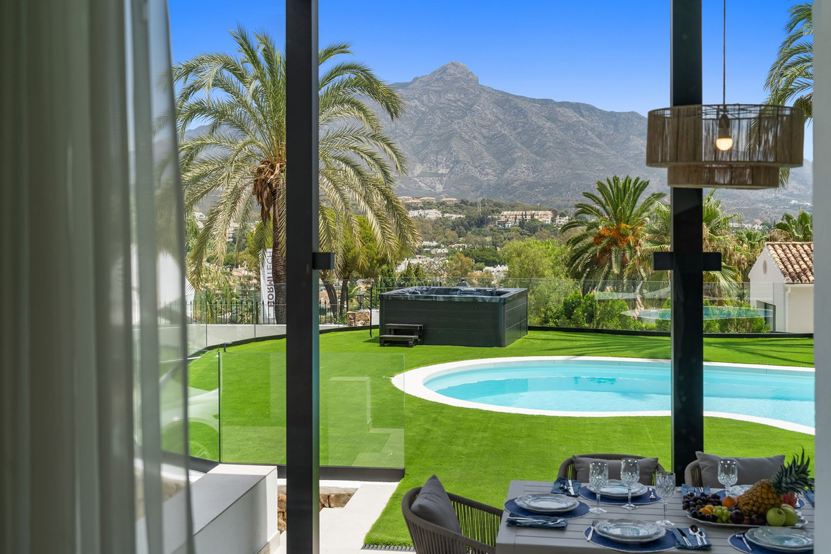 5 Bed Townhouse for sale in Nueva Andalucía Costa Del Sol, Málaga, Spain
