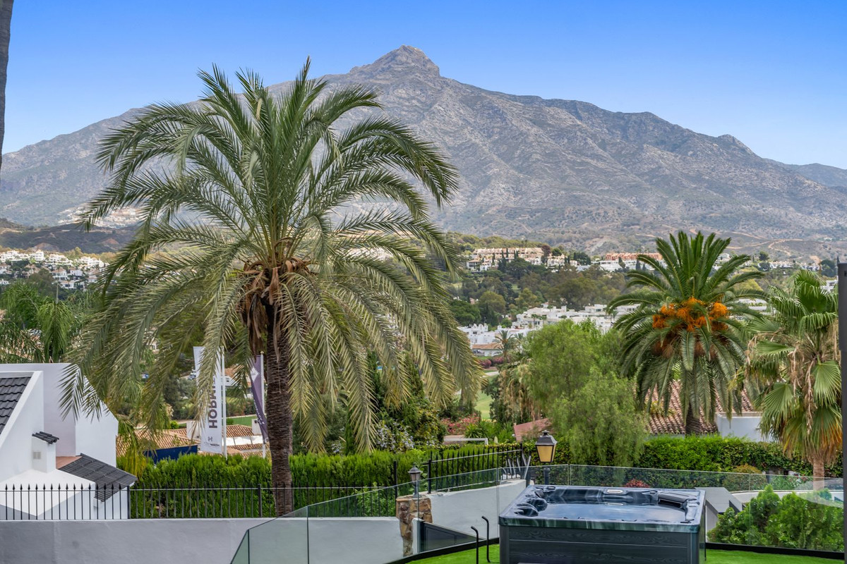 5 Bed Townhouse for sale in Nueva Andalucía Costa Del Sol, Málaga, Spain