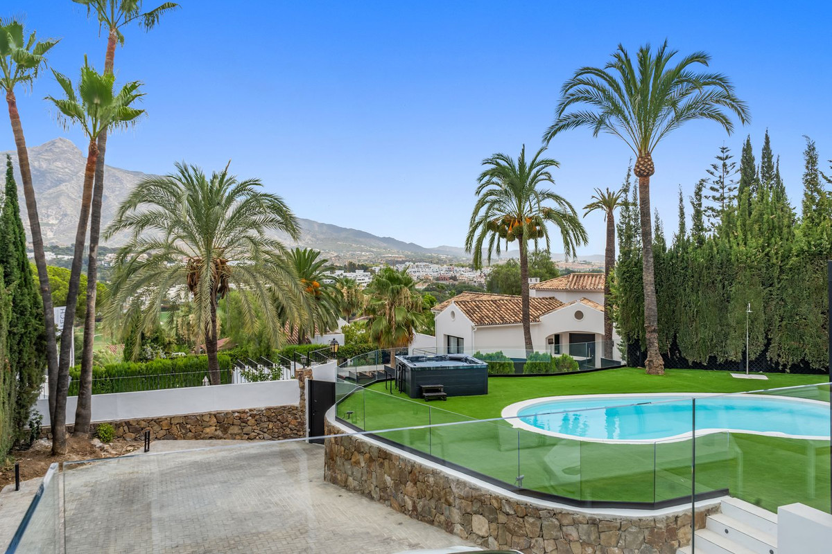 5 Bed Townhouse for sale in Nueva Andalucía Costa Del Sol, Málaga, Spain