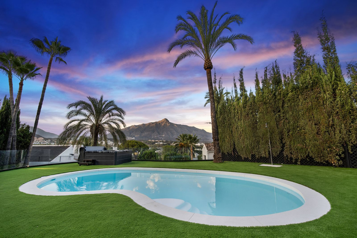 5 Bed Townhouse for sale in Nueva Andalucía Costa Del Sol, Málaga, Spain