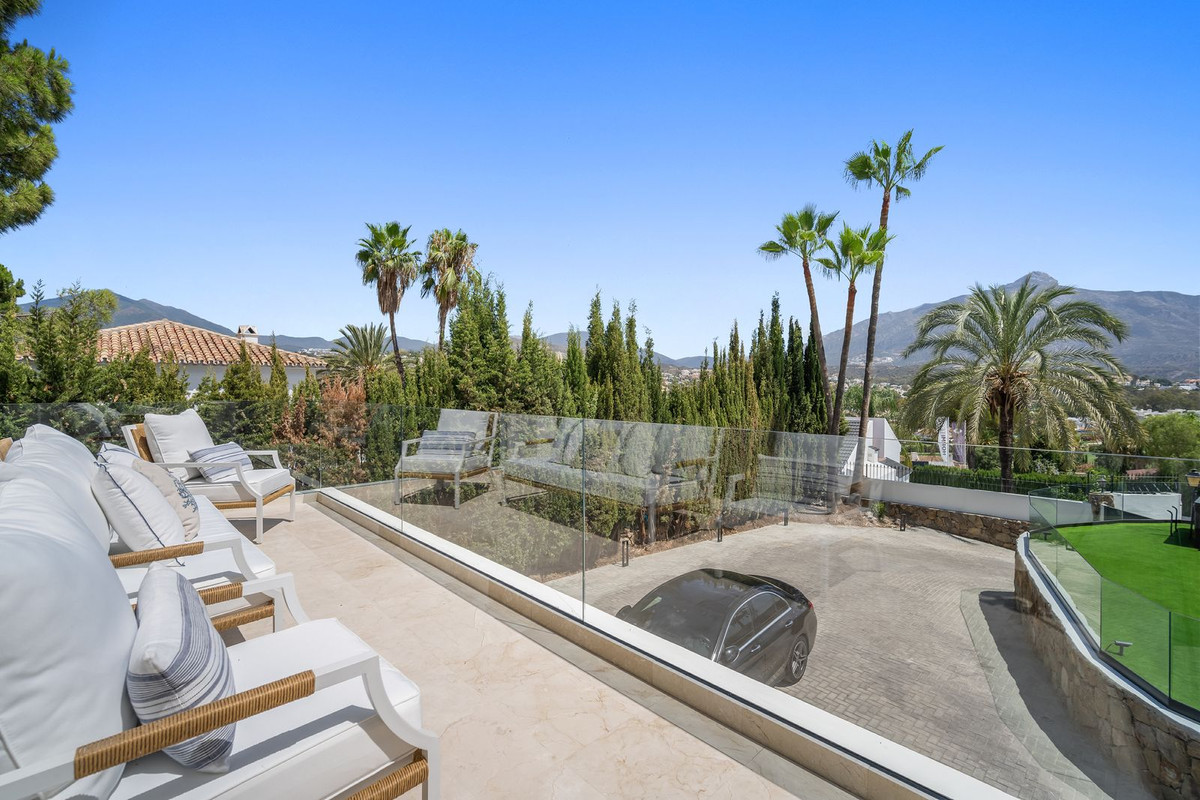 5 Bed Townhouse for sale in Nueva Andalucía Costa Del Sol, Málaga, Spain