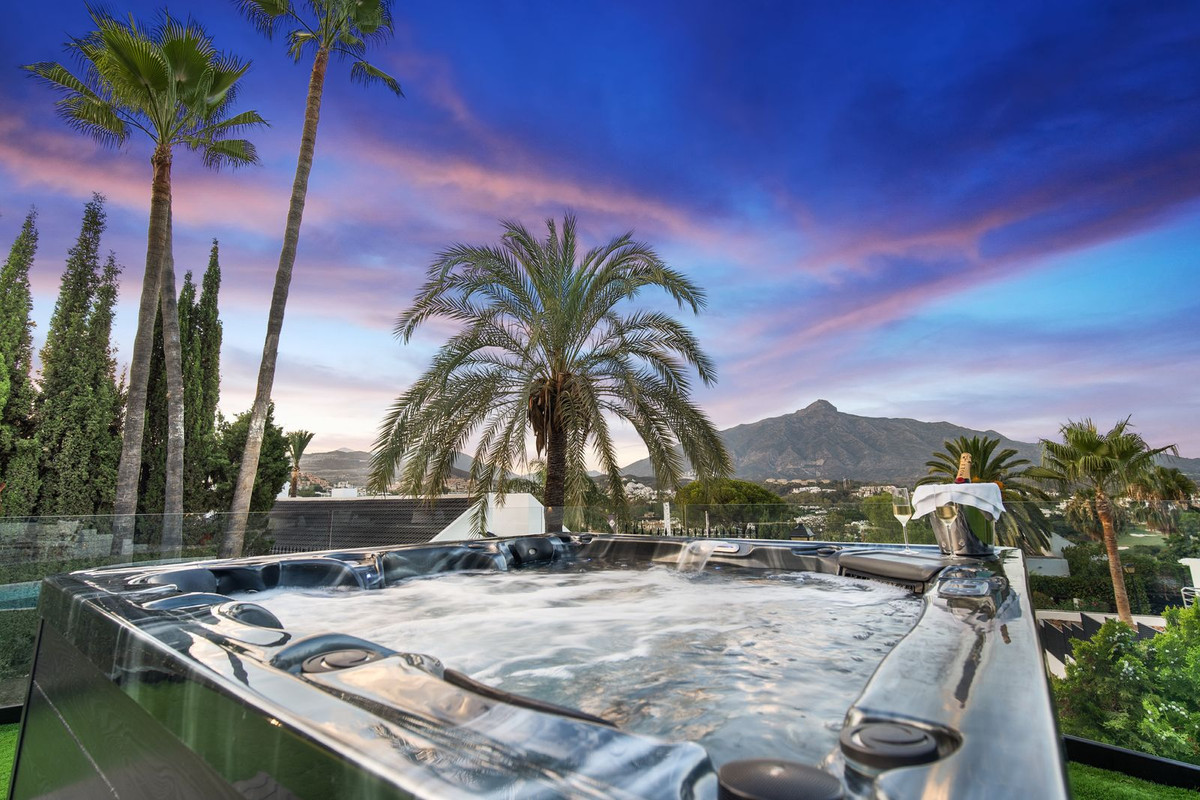 5 Bed Townhouse for sale in Nueva Andalucía Costa Del Sol, Málaga, Spain