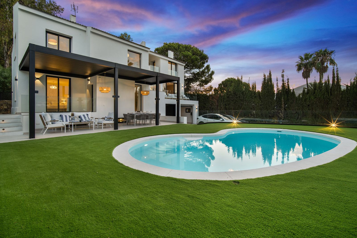 5 Bed Townhouse for sale in Nueva Andalucía Costa Del Sol, Málaga, Spain