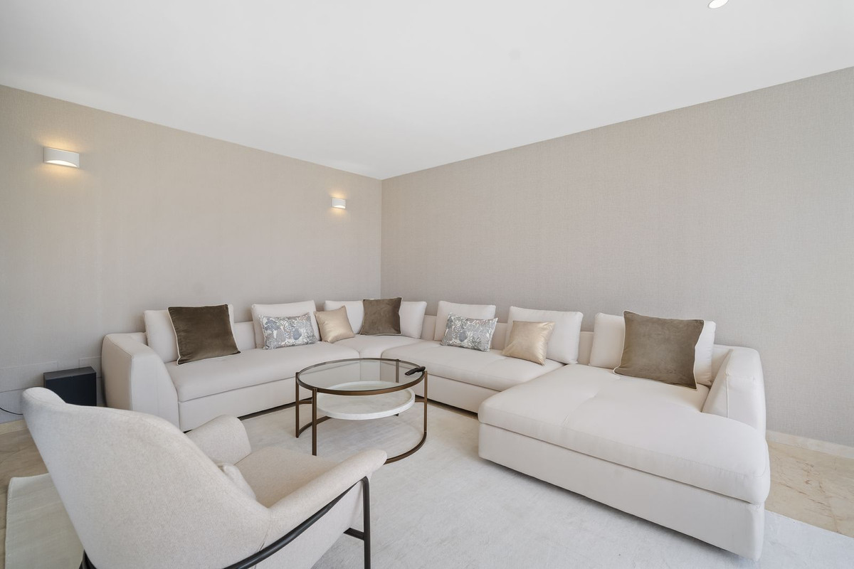 5 Bed Townhouse for sale in Nueva Andalucía Costa Del Sol, Málaga, Spain