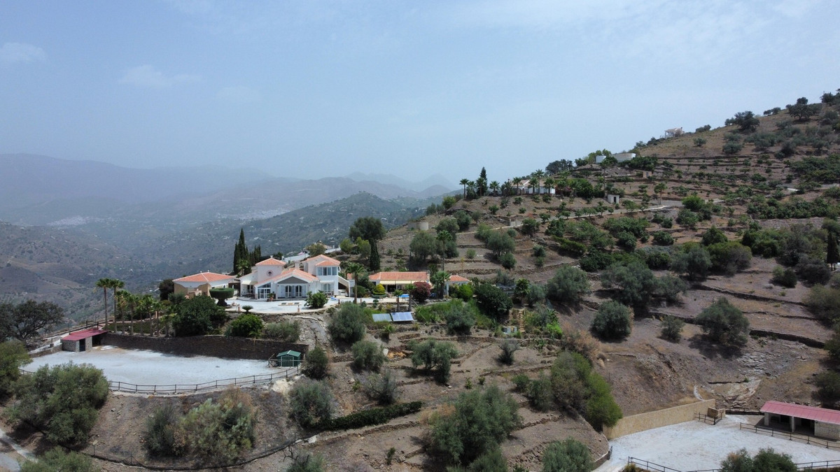 4 Bed Townhouse for sale in Sayalonga Costa Del Sol East, Málaga, Spain