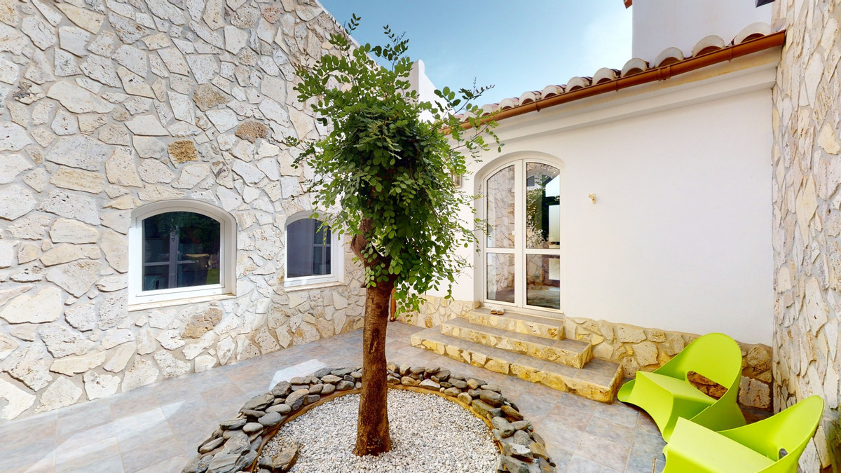 4 Bed Townhouse for sale in Sayalonga Costa Del Sol East, Málaga, Spain
