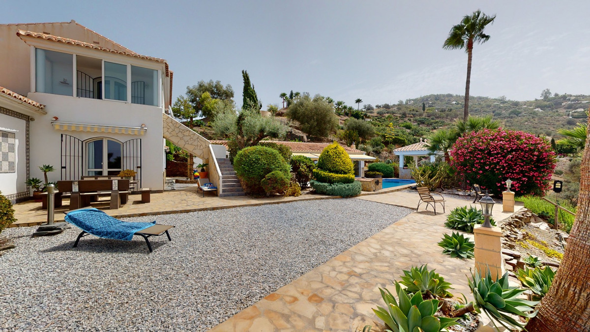 4 Bed Townhouse for sale in Sayalonga Costa Del Sol East, Málaga, Spain