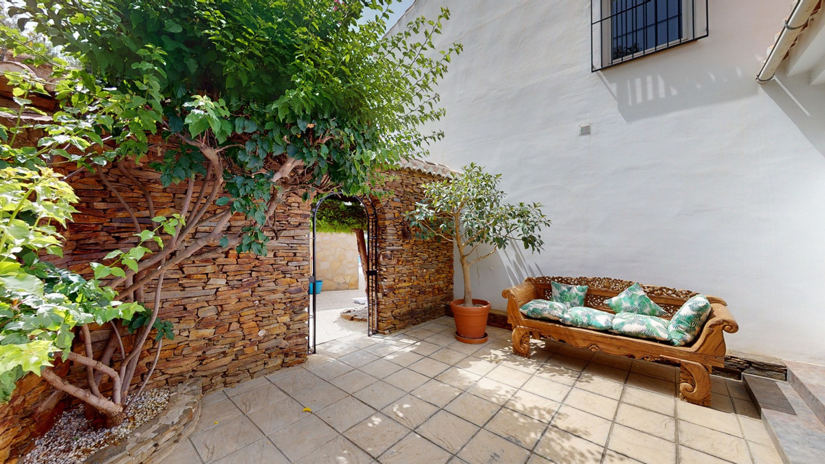 4 Bed Townhouse for sale in Sayalonga Costa Del Sol East, Málaga, Spain