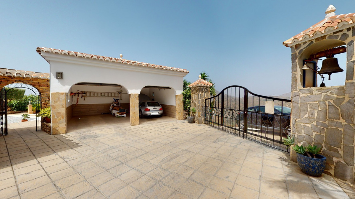 4 Bed Townhouse for sale in Sayalonga Costa Del Sol East, Málaga, Spain