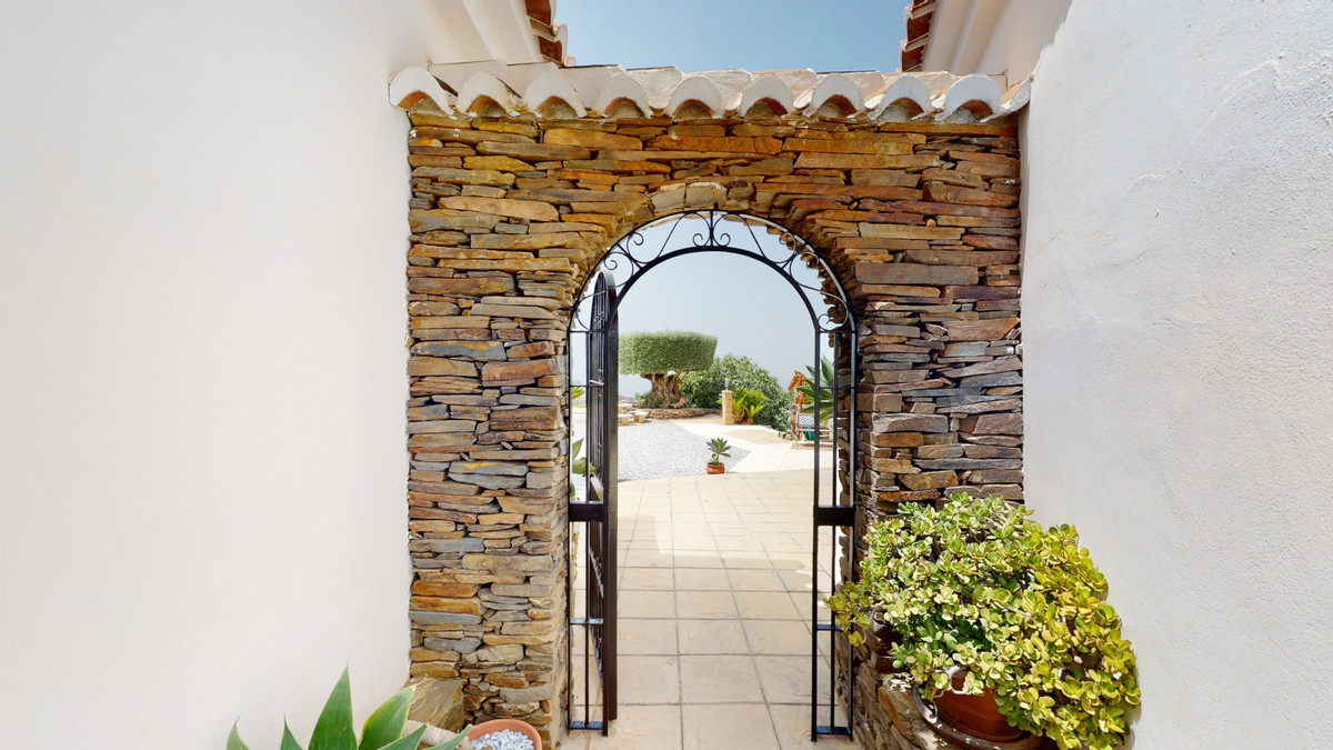 4 Bed Townhouse for sale in Sayalonga Costa Del Sol East, Málaga, Spain