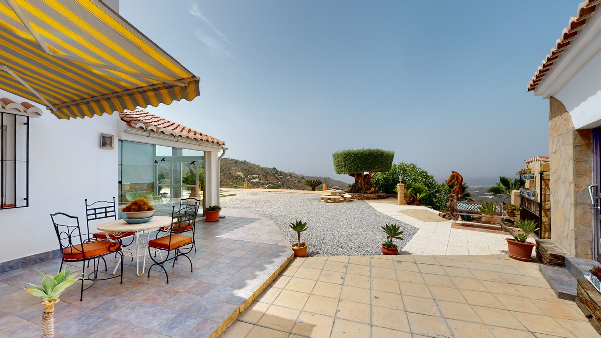4 Bed Townhouse for sale in Sayalonga Costa Del Sol East, Málaga, Spain