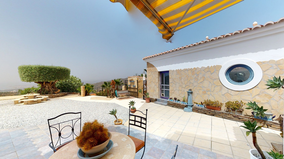 4 Bed Townhouse for sale in Sayalonga Costa Del Sol East, Málaga, Spain