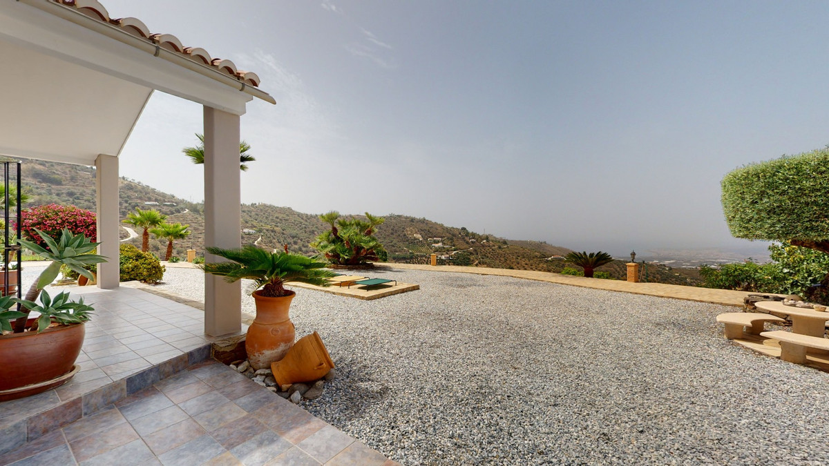 4 Bed Townhouse for sale in Sayalonga Costa Del Sol East, Málaga, Spain