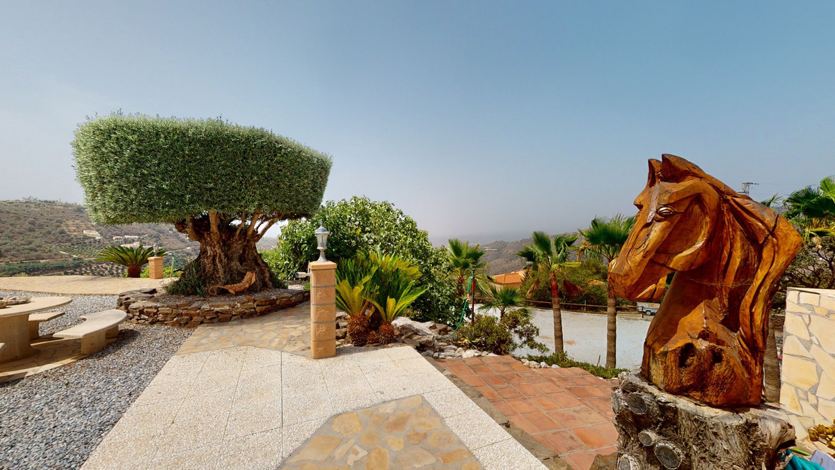 4 Bed Townhouse for sale in Sayalonga Costa Del Sol East, Málaga, Spain