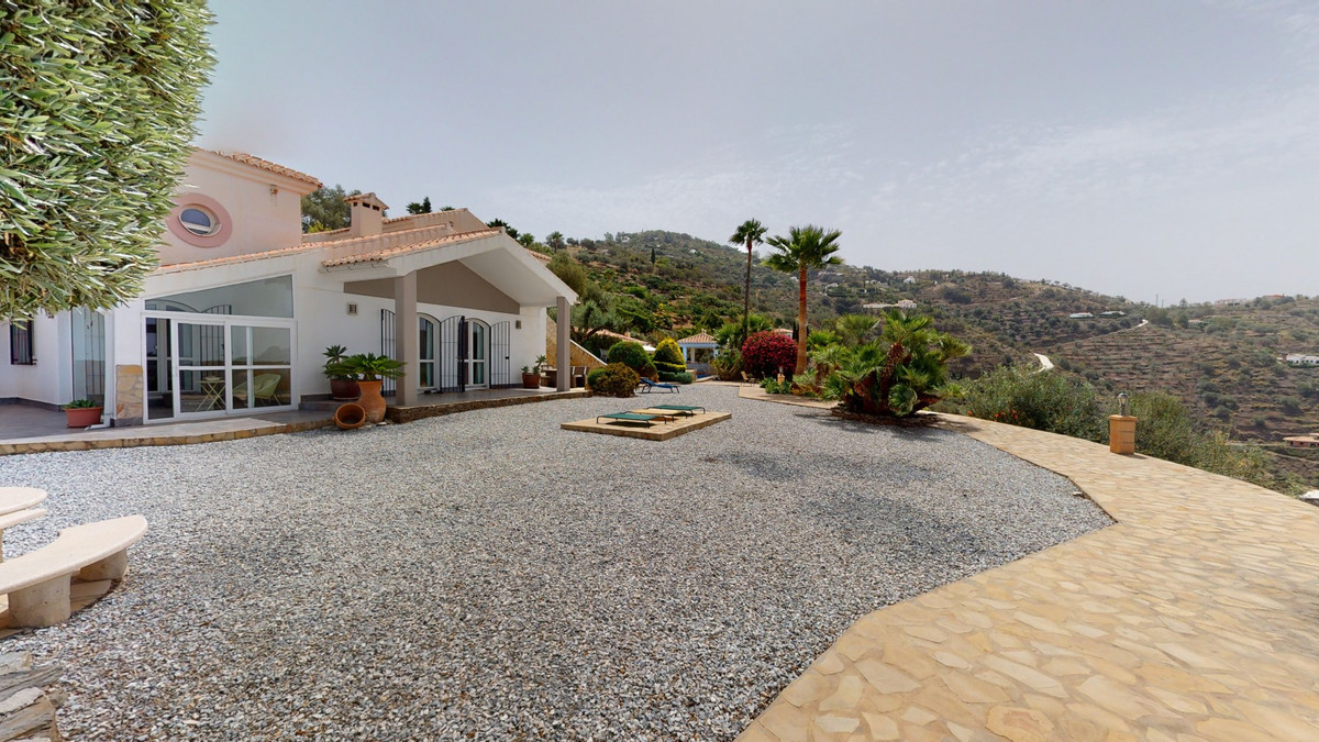 4 Bed Townhouse for sale in Sayalonga Costa Del Sol East, Málaga, Spain