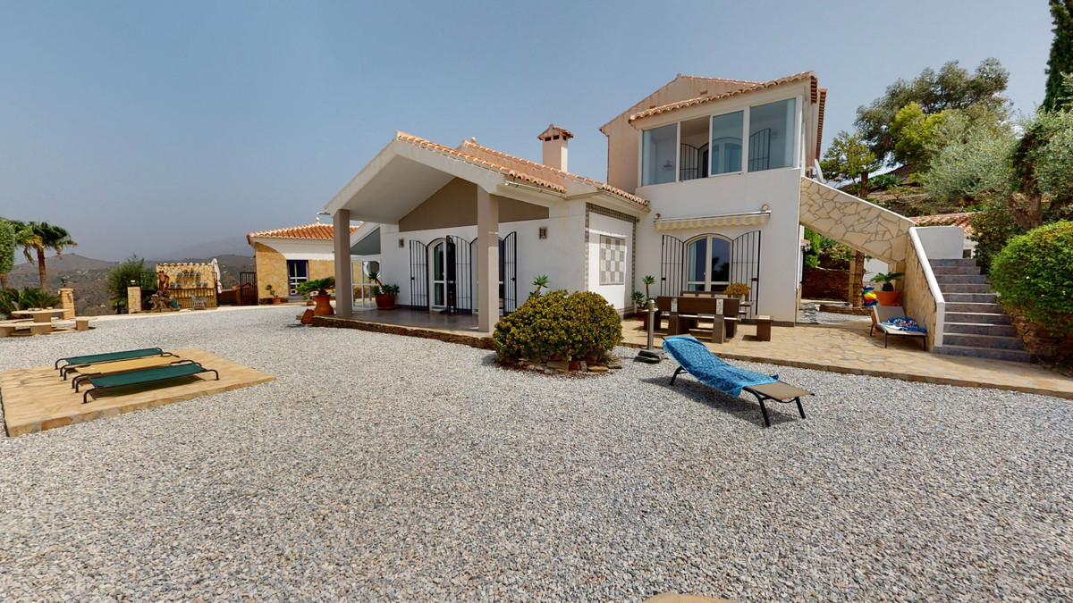 4 Bed Townhouse for sale in Sayalonga Costa Del Sol East, Málaga, Spain