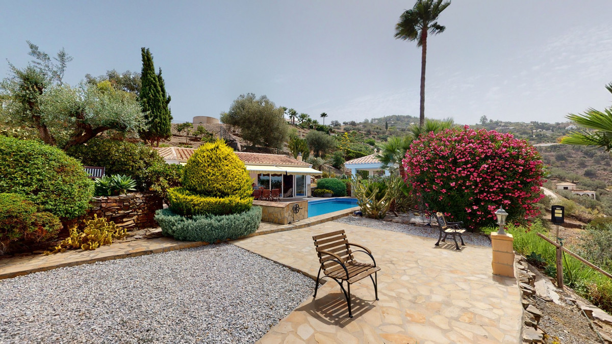 4 Bed Townhouse for sale in Sayalonga Costa Del Sol East, Málaga, Spain