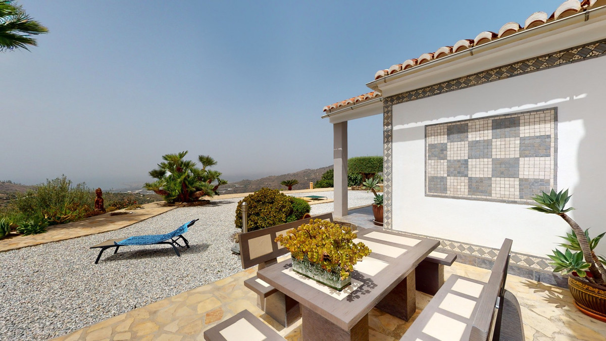 4 Bed Townhouse for sale in Sayalonga Costa Del Sol East, Málaga, Spain
