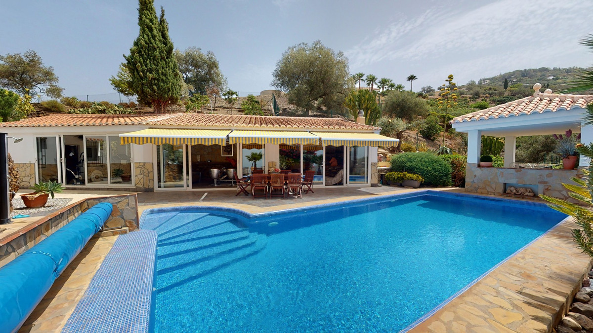 4 Bed Townhouse for sale in Sayalonga Costa Del Sol East, Málaga, Spain