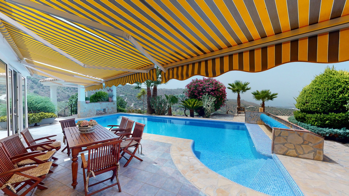 4 Bed Townhouse for sale in Sayalonga Costa Del Sol East, Málaga, Spain