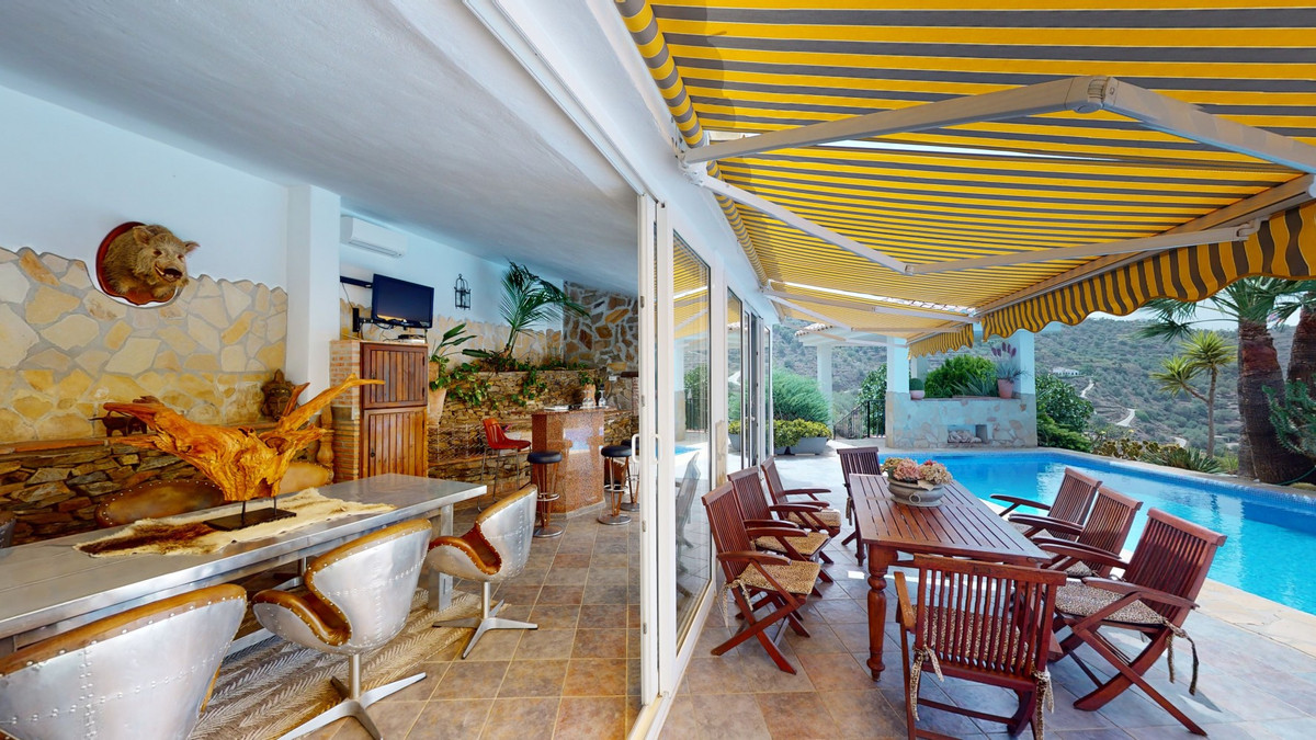 4 Bed Townhouse for sale in Sayalonga Costa Del Sol East, Málaga, Spain