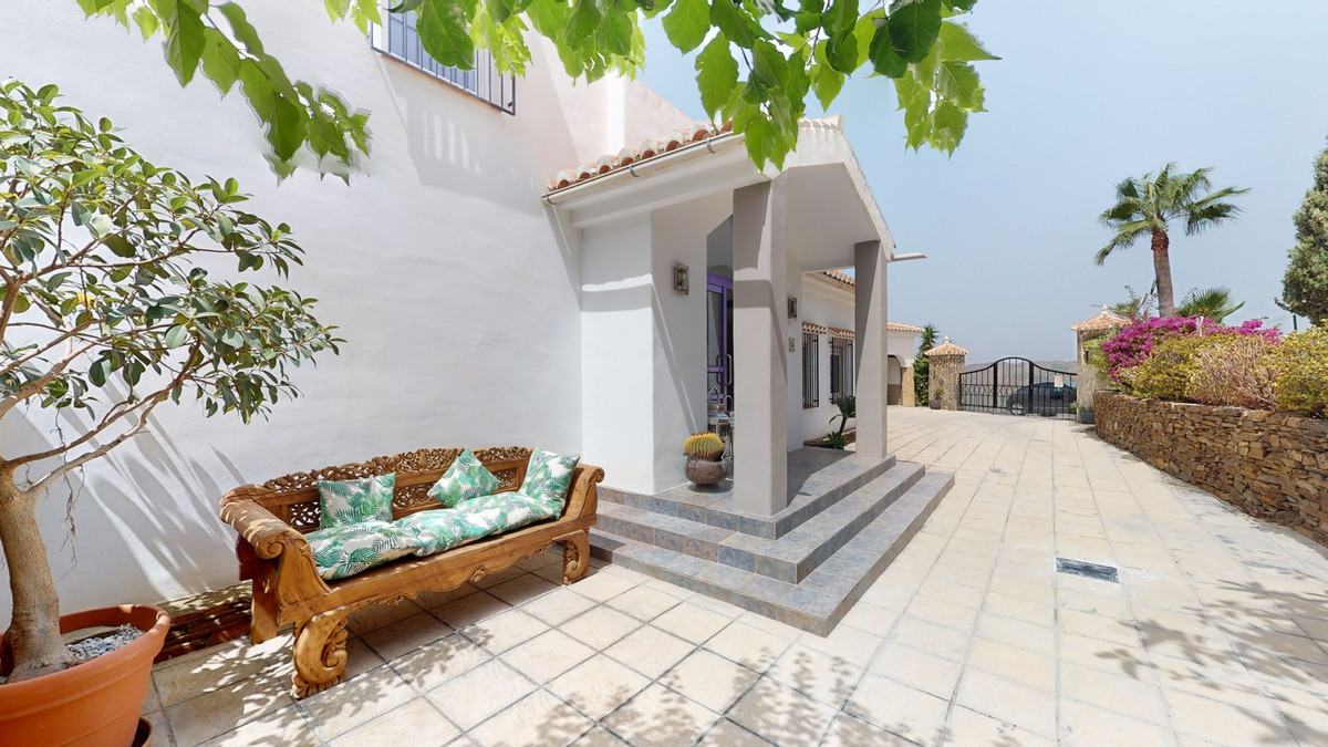 4 Bed Townhouse for sale in Sayalonga Costa Del Sol East, Málaga, Spain
