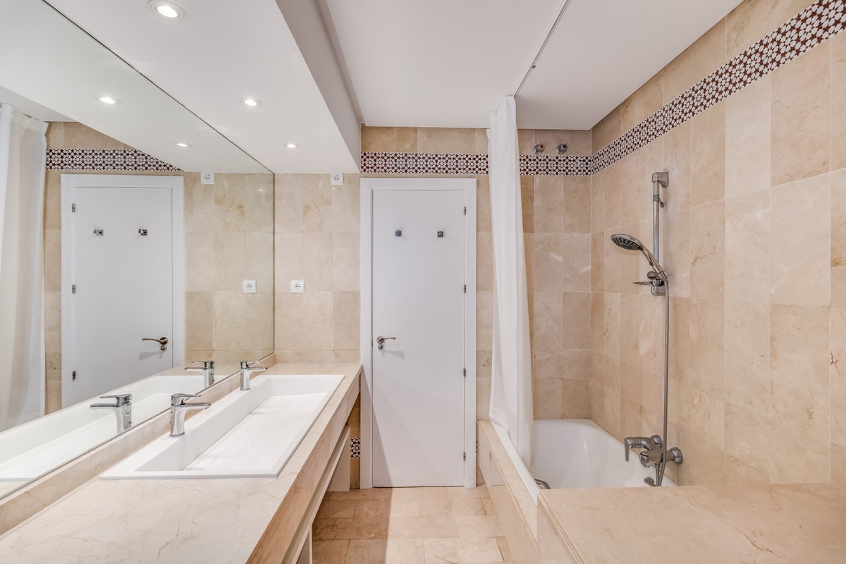 2 Bed Apartment for sale in Puerto Banús Costa Del Sol, Málaga, Spain