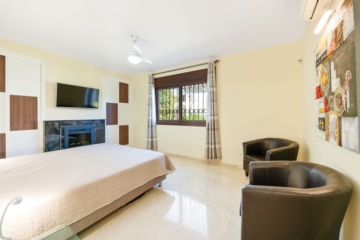 5 Bed Townhouse for sale in Atalaya Costa Del Sol, Málaga, Spain