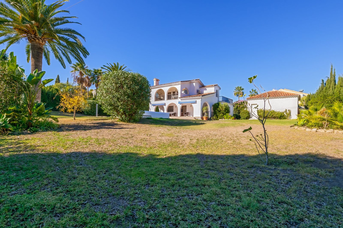5 Bed Townhouse for sale in Atalaya Costa Del Sol, Málaga, Spain