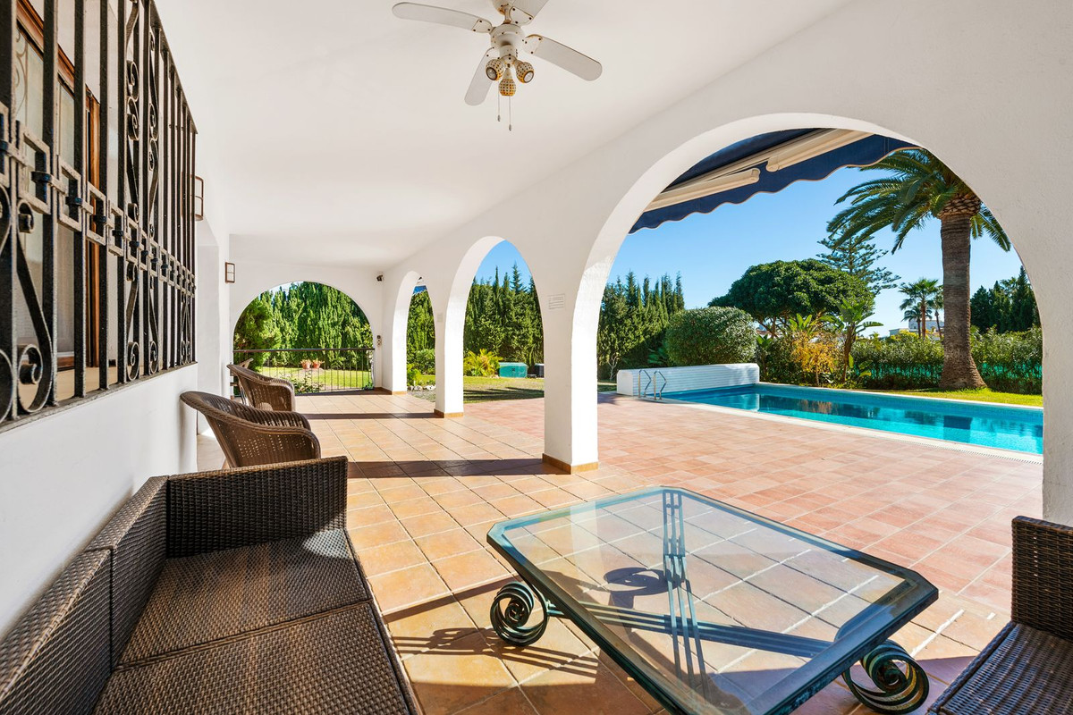 5 Bed Townhouse for sale in Atalaya Costa Del Sol, Málaga, Spain