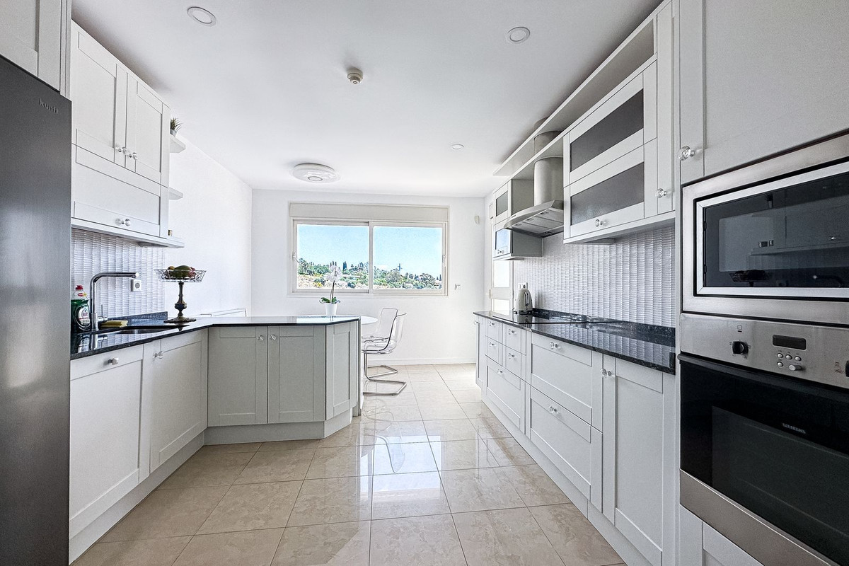 3 Bed Apartment for sale in The Golden Mile Costa Del Sol, Málaga, Spain