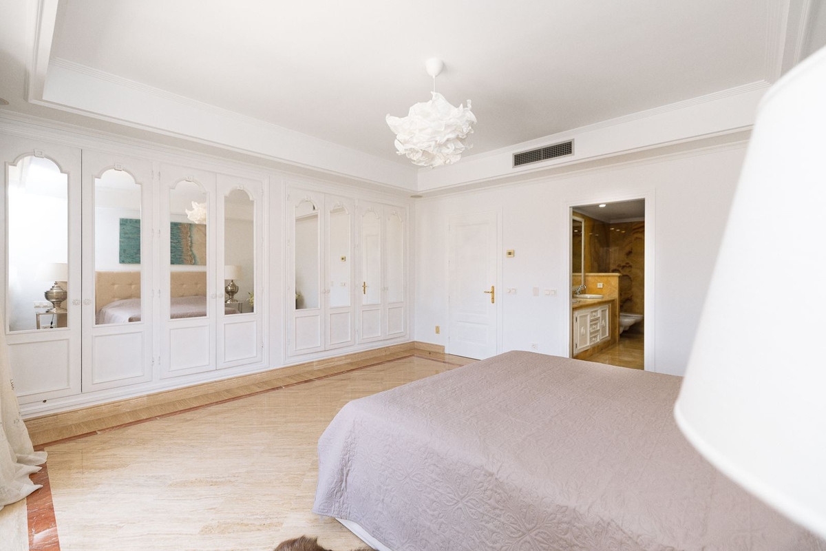 3 Bed Apartment for sale in The Golden Mile Costa Del Sol, Málaga, Spain
