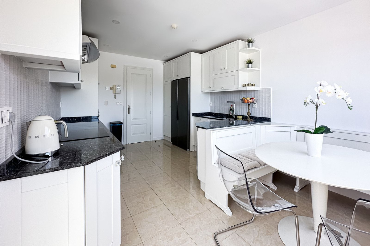 3 Bed Apartment for sale in The Golden Mile Costa Del Sol, Málaga, Spain
