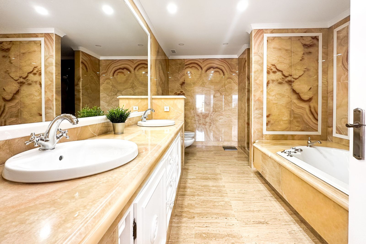 3 Bed Apartment for sale in The Golden Mile Costa Del Sol, Málaga, Spain