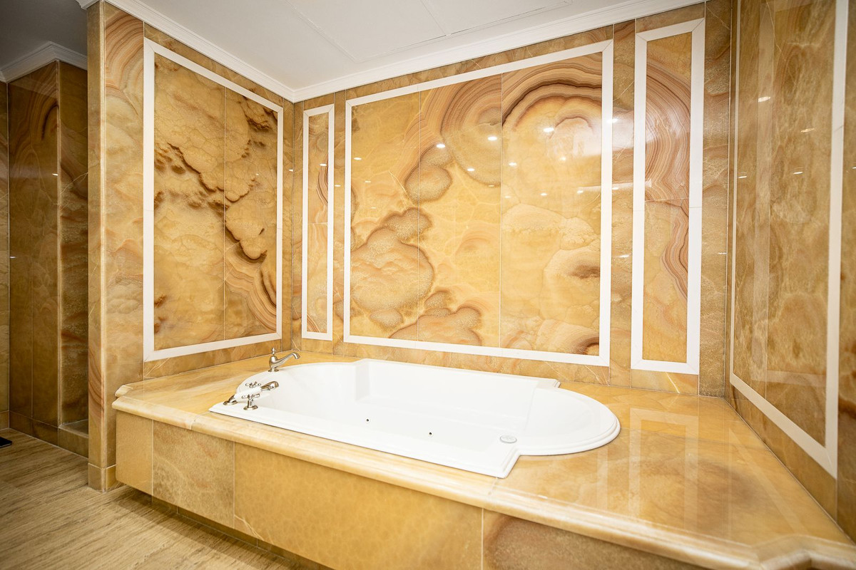 3 Bed Apartment for sale in The Golden Mile Costa Del Sol, Málaga, Spain