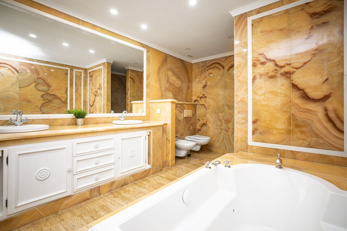3 Bed Apartment for sale in The Golden Mile Costa Del Sol, Málaga, Spain
