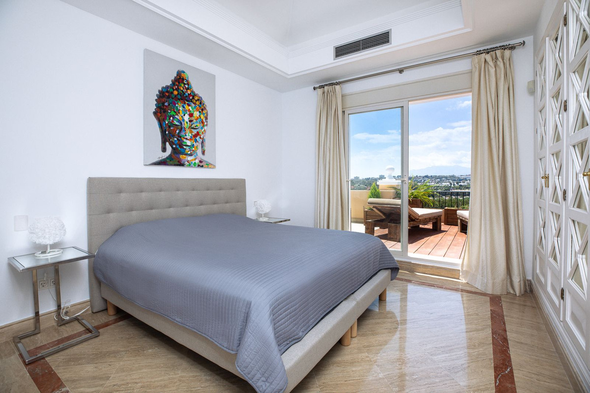 3 Bed Apartment for sale in The Golden Mile Costa Del Sol, Málaga, Spain