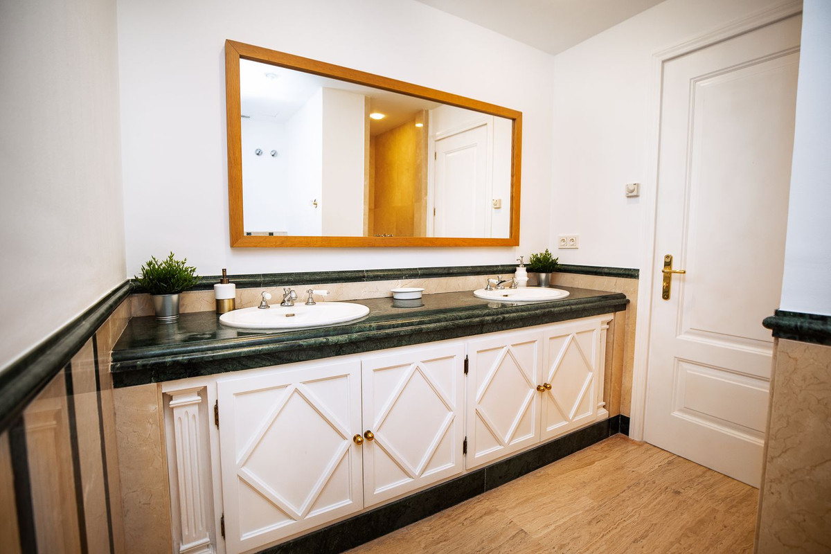 3 Bed Apartment for sale in The Golden Mile Costa Del Sol, Málaga, Spain