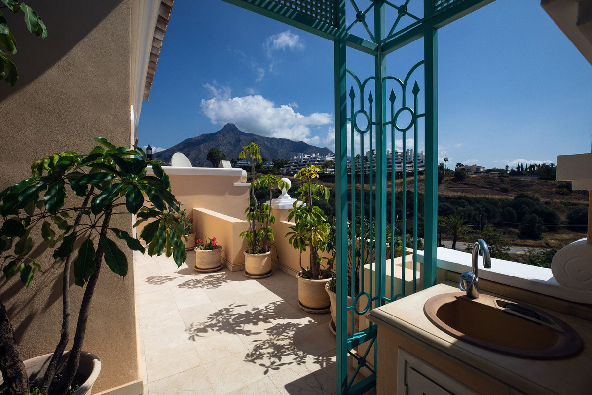 3 Bed Apartment for sale in The Golden Mile Costa Del Sol, Málaga, Spain