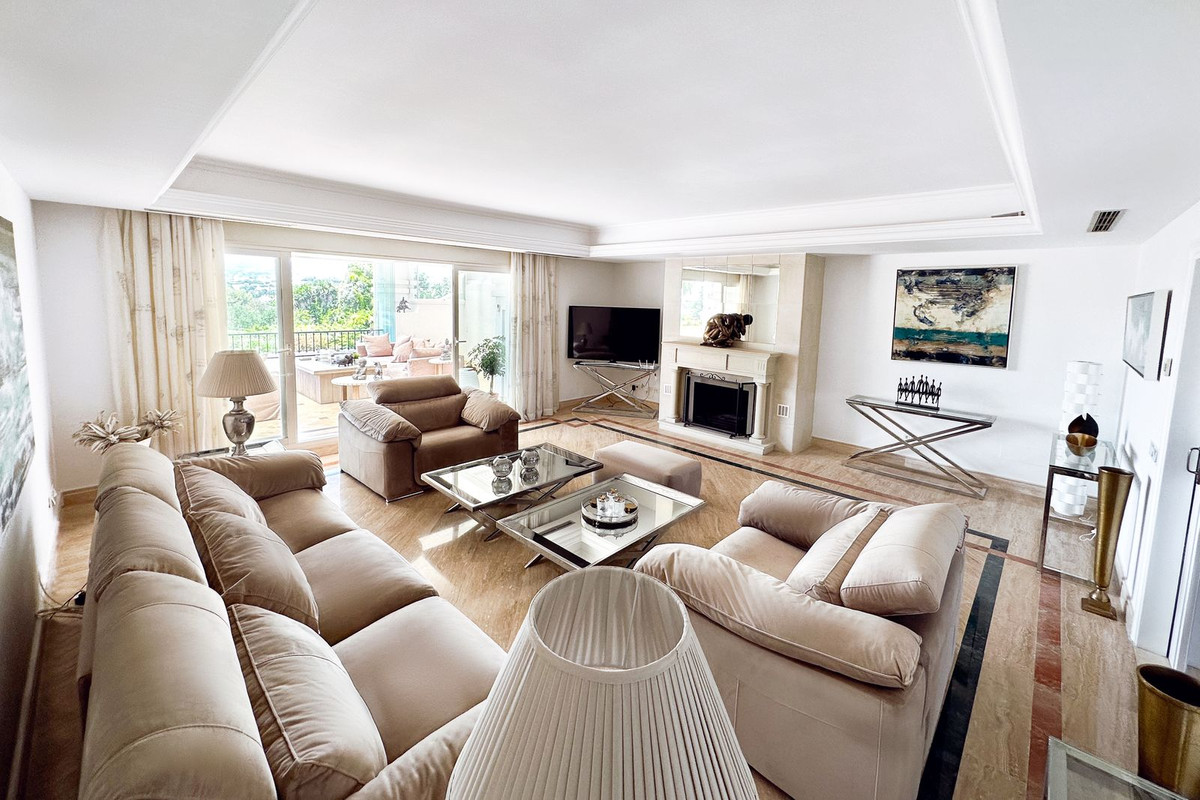 3 Bed Apartment for sale in The Golden Mile Costa Del Sol, Málaga, Spain