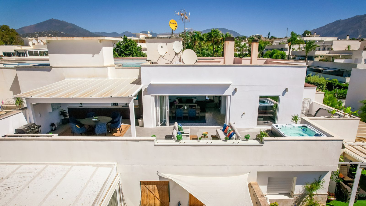 3 Bed Apartment for sale in Puerto Banús Costa Del Sol, Málaga, Spain