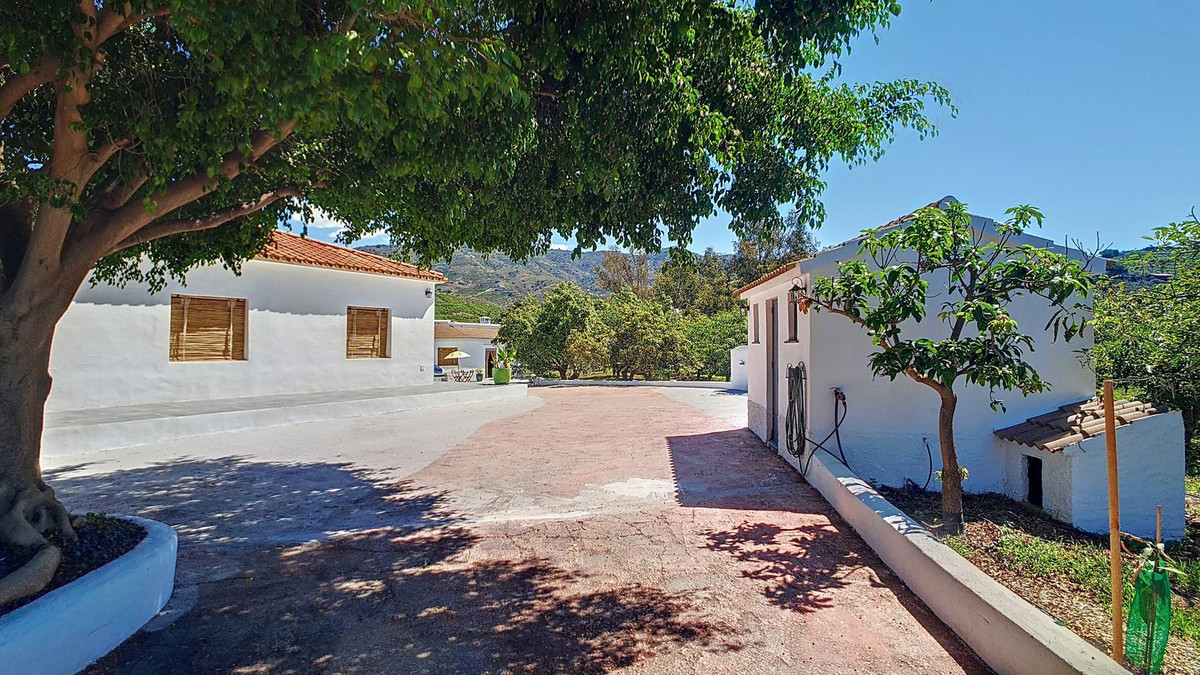 3 Bed Townhouse for sale in Vélezmálaga Costa Del Sol East, Málaga, Spain